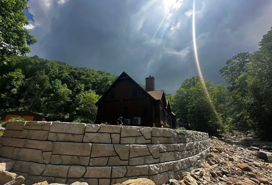 Block retaining wall below a cabin